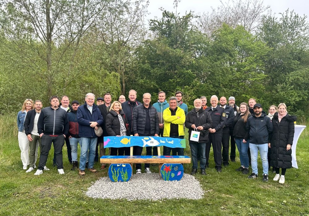Gruppenfoto Pressetermin Einweihung Bunte Bank Wanderweg kl